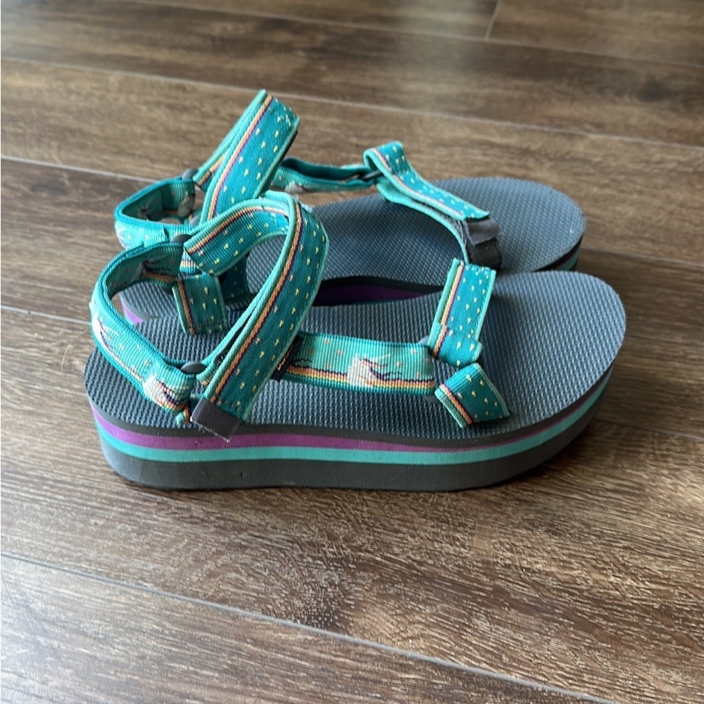 SOLD Teva Women's Flatform Universal in Unicorn Waterfall Size 8